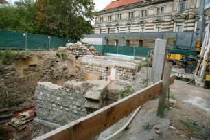 Dresden-Altstadt. Rampische Straße. Freigelegter Keller eines Ruinengrundstückes (wahrscheinlich Nummer 29). Wiederaufbau. Blick zum Albertinum