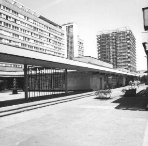 Cottbus-Mitte, Strandpromenade. Endemble mit Wohnscheibe, Punkthochhaus und Pavillonbauten (1969-1978). Ansicht von Süden