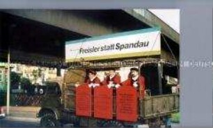 Anachronistischer Zug, Bonn am 5. Oktober 1980 - Demonstranten im offenen Militär-LKW mit Transparenten "Mit uns für Freisler statt Spandau"