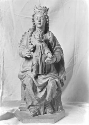 Sitzende Maria mit Kind