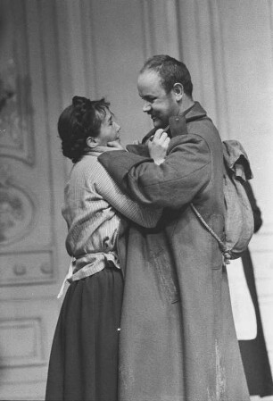Szenenbilder aus "Der Mann mit dem Gewehr", Schauspiel von Nikolai Pogodin. Deutsches Theater Berlin, 12.10.1962