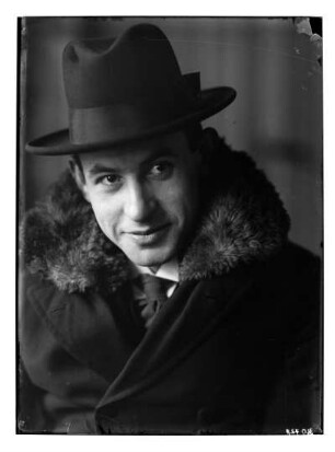 Porträt des Fotografen Hermann Richter : Porträt des Fotografen Hermann Richter (Ehemann der Fotografin) im Wintermantel und mit Hut