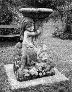 Gartenskulptur: Putto trägt eine Schale