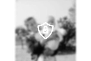 Kindsaussetzung: Ahrensfelde: Bauernhof von [Name maskiert] [Name maskiert] mit [Name maskiert] auf dem Arm