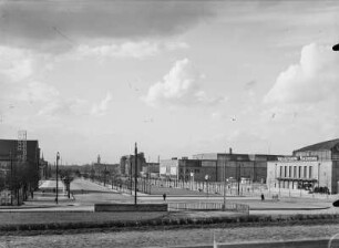 Leipzig, Messegelände : Leipzig, Messegelände Alte Messe entlang der Straße des 18. Oktober. Gebäude der Technischen Messe mit Messehalle 6 (1928) und Ausstellungshalle für Maschinenbau (Halle 4; 1925). Blick nach Nordwesten gegen Deutsche Bücherei und Neues Rathaus