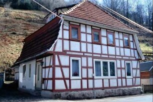 Fachwerkhaus mit Mansardendach und Schleppgaupe; ziegelgedeckt