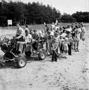 Dorffest der Dorfgemeinschaft Klein Wesenberg: Aufstellung zum Festumzug: Kindergruppen: links Anhänger: hinten Bäume