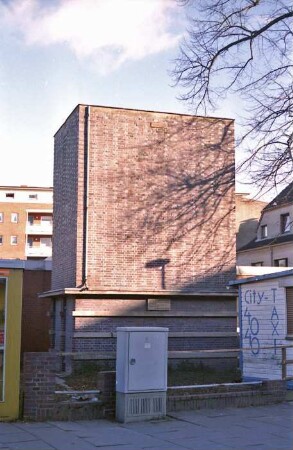 Schützenstraße 1: Trafostation: davor Stromkasten, links Telefonzelle: im Hintergrund Häuser