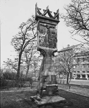 Halle (Saale), Betsäule; ursprünglicher Aufstellungsort war außerhalb der mittelalterlichen Stadt, auf dem Areal des heutigen Riebeckplatz, 1928 auf den Franckeplatz umgesetzt, 1970 zum heutigen Standort dem Universitätsring