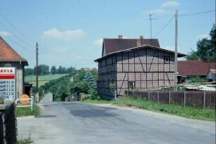 Dorfstraße mit Tankstelle; Fachwerkgebäude