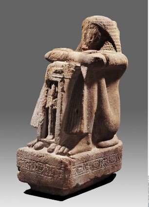 Hockfigur des Oberdomänenverwalters Iupa (Ywp૩) mit einem Bildnis des Gottes Osiris im Naos (Naophor)