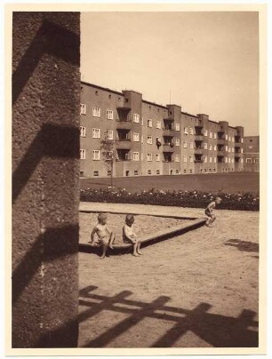 Wohnsiedlung (Kleinstwohnungen) an der Pfarrstraße, Hindenburg: Grünanlage der Siedlung, Kinderspielplatz mit Sandkasten
