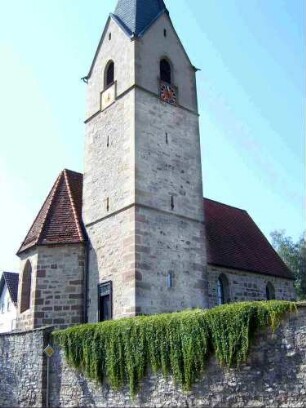 Turm und Mantelmauerrest zum Ort