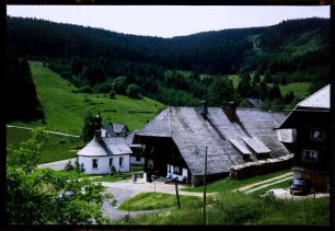 Aeule: Schwarzwaldhäuser mit Kapelle