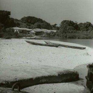 Lungi (Sierra Leone), Strand mit Einbäumen und Siedlung an der Mündung des Seli, um 1960