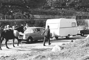 Straßenszene mit Wohnwagen und Pferd als Lasttier