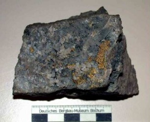 Gediegen Gold auf Quarz