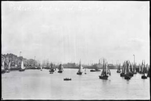 Le Havre, Fischerboote verlassen den Hafen