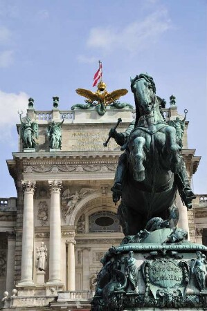 Hofburg : Blick auf das Reiterdenkmal für Prinz Eugen und die Hofburg, am Heldenplatz