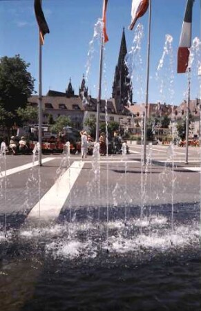 Freiburg: Springbrunnen vor der Kongresshalle, Hintergrund Münster, von oben, Farbaufnahme