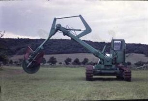 Grabenräummaschine B 770 mit angebauter Grabenfräse in Arbeitstellung