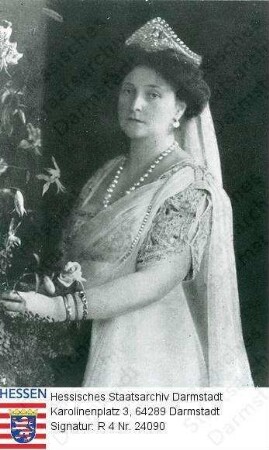 Alexandra Fjodorowna Zarin v. Russland geb. Prinzessin Alix v. Hessen und bei Rhein (1872-1918) / Porträt, in Raum stehend, Halbfigur