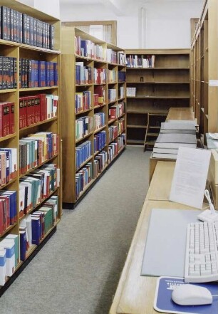 Sächsische Landesbibliothek - Staats- und Universitätsbibliothek Dresden. Zentralbibliothek (ehem. Landesbibliothek). 1. Obergeschoss. Abteilung Benutzung, Lesesaal, Freihandaufstellung und (angeschnitten) PC-Rechercheplatz für Benutzer : Dresden-Neustadt, Marienallee 12. Sächsische Landesbibliothek - Staats- und Universitätsbibliothek Dresden. Zentralbibliothek (ehem. Landesbibliothek). 1. Obergeschoss. Abteilung Benutzung, Lesesaal, Freihandaufstellung und (angeschnitten) PC-Rechercheplatz für Benutzer