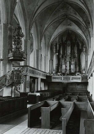 Tangermünde, Stephanskirche. Mittelschiff mit Kanzel und Orgel (1624) : Tangermünde, Pfarrkirche St. Stephan. Mittelschiff mit Kanzel gegen Orgelempore mit dreimanualiger Orgel III/32 (1623-1624; H. Scherer d. J.)