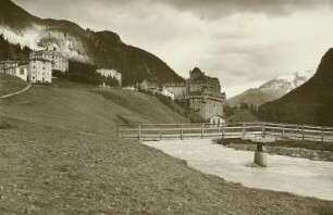 Pontresina, Stadtansicht : Pontresina. Blick von Nordwesten auf den Ortsteil Laret oder Unter-Pontresina. in der Mitte links Hotel Roseg. Rechts der Kolossalbau des Schloßhotels. Im Vordergrund Steg über den Berninabach