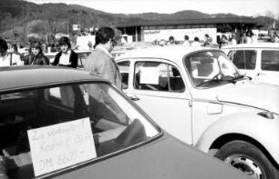 Freiburg: Stadthalle; Gebrauchtwagenschau; Autoverkäufer vor der Stadthalle