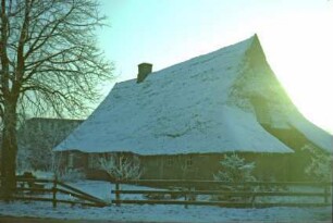 Klein Hansdorf: Am Wischhof 11: Bauernhaus mit Reetdach: Traufseite: links Wohntrakt, rechts Wirtschaftstrakt: Giebelseite Wirtschaftstrakt mit beidseitigem Vorschauer