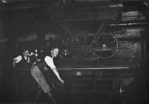 Freiberg-Zug, An der Zugspitze 42. Lederfabrik Zug. Werkteil Zugspitze. Arbeiter beim Bedienen einer Maschine