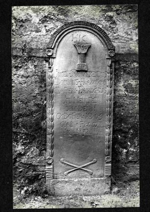 an der Kirche. Grabstein des Pfarrers Franziskus Gabert, 1809