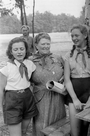Pionierrepublik "Ernst Thälmann" in Wuhlheide : Rosa Thälmann mit Pionieren im Zeltlager