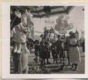 Bude mit Luftballons und Stofftieren auf dem Oktoberfest
