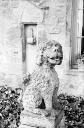 Colmar: Hundeplastik vor dem Unterlinden-Museum