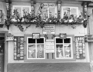 Quedlinburg, Finken-Häusel, Fassade mit Aushang von Ansichtskarten