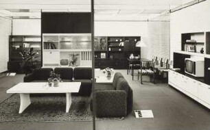 Anbauwand "Vaxholm" : Ausstellungskoje mit Wohnzimmermöbeln (1976; VEB Meyenburger Möbelwerk)