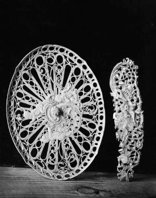 Deckel eines Körbchens, Seitenteil eines Schränkchens