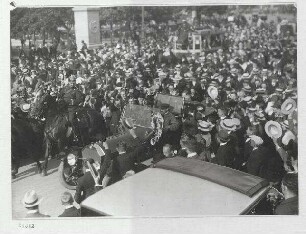 Prinz Heinrich von Preußen am Steuer seines Automobil begibt sich nach der Verabschiedung vom Kaiserpaar nach Kiel zurück