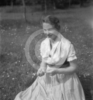 Frau auf einer Wiese in Polen