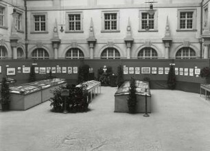 Ausstellung der Sächsischen Landesbibliothek anläßlich des 200. Geburtstages von Gotthold Ephraim Lessing im Lichthof