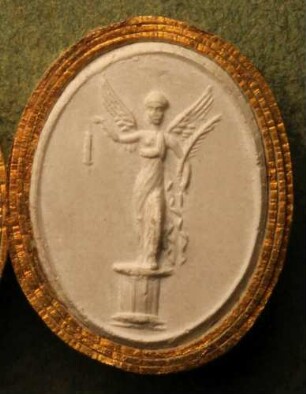 Auf einem Altar stehende Victoria mit ausgebreiteten Flügeln (Daktyliothek, Erstes Mythologisches Tausend)