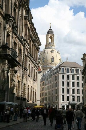 Dresden-Altstadt. Augustusstraße. Blick zur Frauenkirche