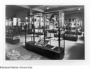 Vitrinen der Firma Ernst Rockhausen Söhne, Waldheim/Sachsen in einem Ausstellungssaal