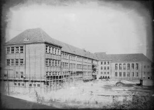 Güstrow. Baustelle (wahrscheinlich Goldberger Straße, ehemalige Luftwaffenschule (später Pädagogische Hochschule))