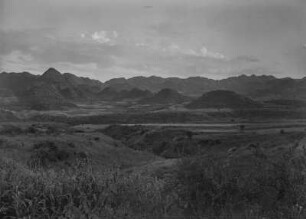 Landschaft bei Dese : Graslandschaft bei Dese. Im Hintergrund Blick auf Hügel und Gebirgszüge.