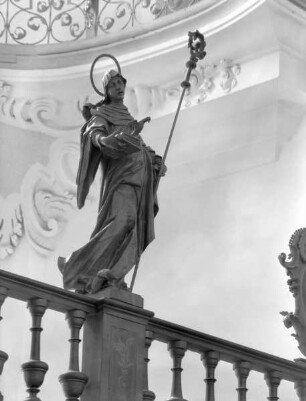 Nordseite — Figur der heiligen Johanna Maria Bonomo auf der Balustrade