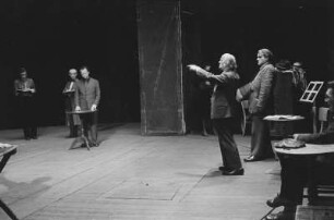 Aufnahmen der Proben zu "Don Giovanni" von Wolfgang Amadeus Mozart mit Dirigent Joseph Keilberth und Intendant Legal. Deutsche Staatsoper Berlin : Ernst Legal (2. von rechts) und Joseph Keilberth (rechts) im Gespräch mit den Darstellern