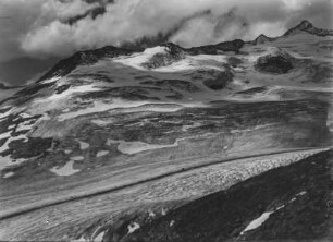 Berggipfel : Blick über die Moränen eines Gletschers in Richtung des Gipfels des Großvenedigers (ca. 3657m)